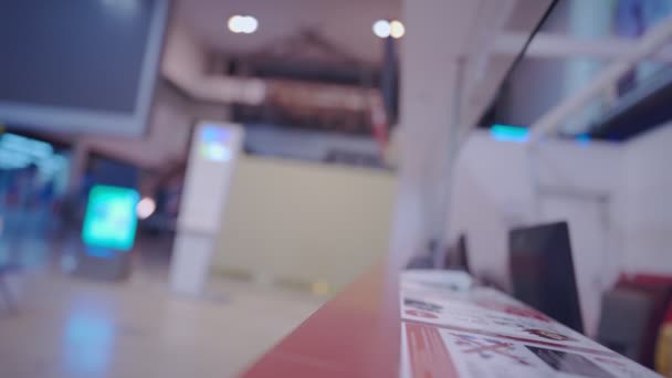 Une jeune asiatique remet des documents de voyage au personnel de la billetterie de l'aérogare, carte d'embarquement des compagnies aériennes, épidémie covid-19, nouvelle distance sociale normale de voyage, industrie aéronautique  - Séquence, vidéo