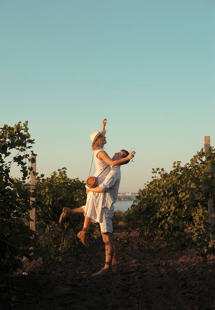 Casal com copos bebe vinho em vinhedo - Foto, Imagem