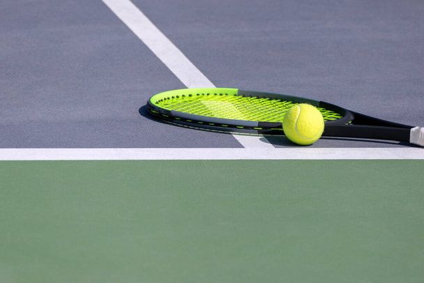 Campo de ténis duro com raquete de ténis e bola. Bicolor - quadra de esportes verde e roxo e composição de equipamentos de tênis em linhas brancas. Fundo de esportes com espaço de cópia - Foto, Imagem
