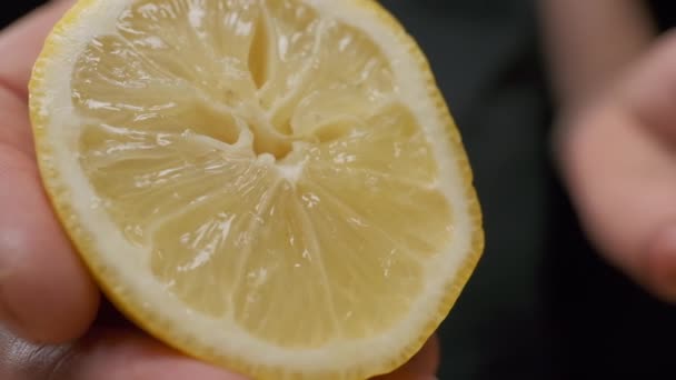 Professionele chef perst citroenfruit langzaam. Sluiten.. - Video
