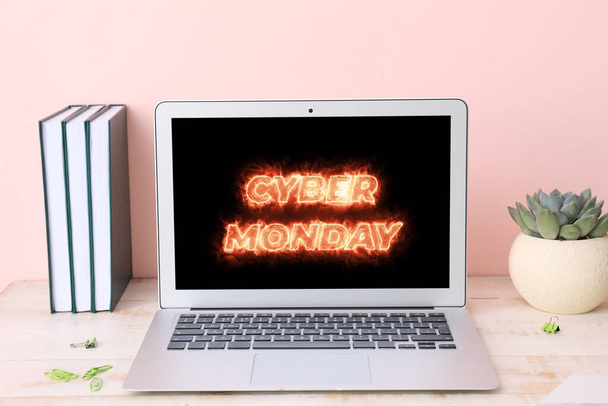 Text CYBER MONDAY on screen of laptop on table in room - Foto, Imagem