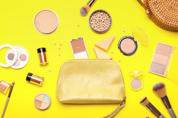 Make-up taška s dekorativní kosmetikou a doplňky na barevném pozadí - Fotografie, Obrázek