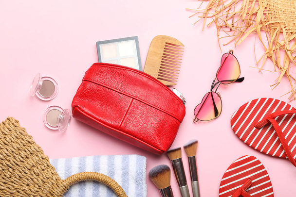 Make-up tas met decoratieve cosmetica en accessoires op kleur achtergrond - Foto, afbeelding