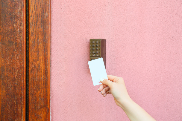 Egy nő kártyával nyitott ajtót a szabadban - Fotó, kép