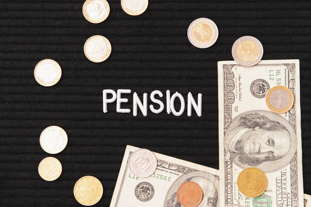 Tabule se slovem PENSION a penězi, detailní záběr - Fotografie, Obrázek