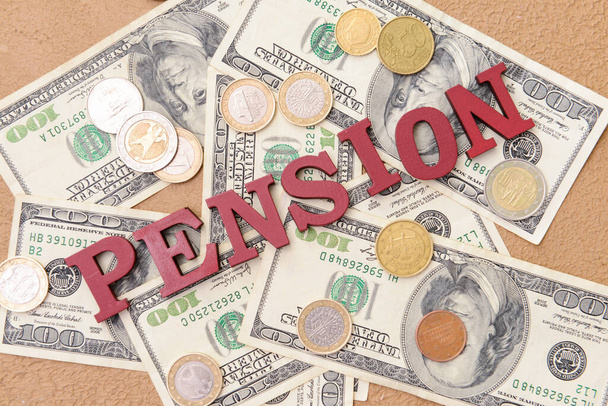 Peníze se slovem PENSION na barevném pozadí - Fotografie, Obrázek