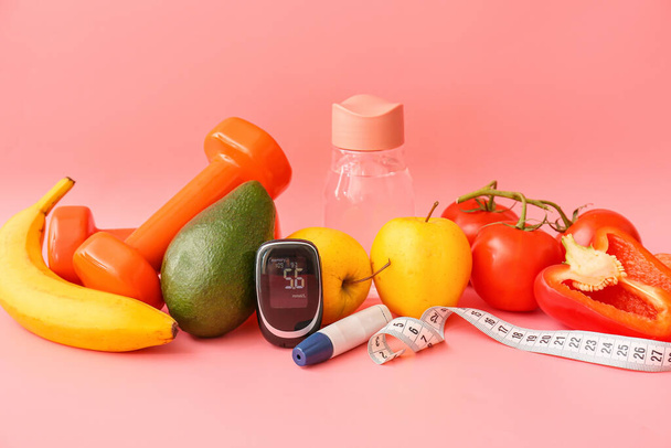 Legumes, frutas, fita métrica, halteres, caneta lancet e glicosímetro sobre fundo de cor. Conceito de diabetes - Foto, Imagem