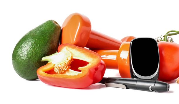 Verduras, mancuernas, bolígrafo lanceta y glucosímetro sobre fondo blanco. Concepto de diabetes - Foto, imagen