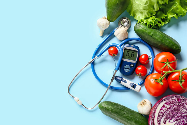 Warzywa, stetoskop, długopis lancetowy i glukometer na tle koloru. Pojęcie cukrzycy - Zdjęcie, obraz