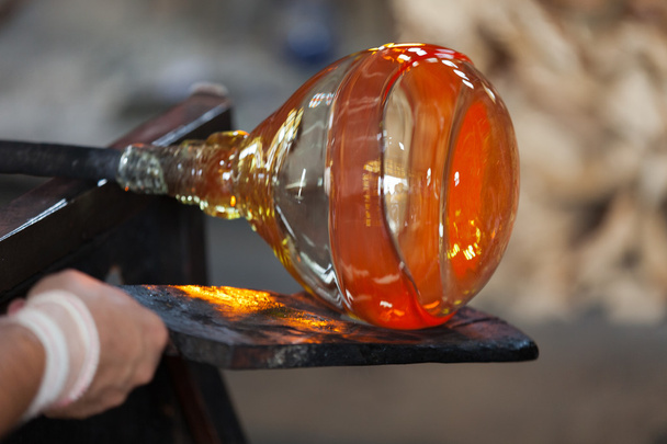 Ventilador de vidro cuidadosamente fazendo seu produto
 - Foto, Imagem