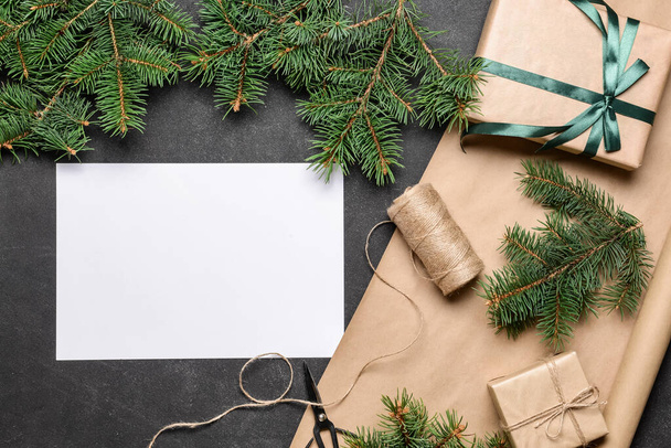 Beaux cadeaux de Noël avec carte vide sur fond sombre - Photo, image