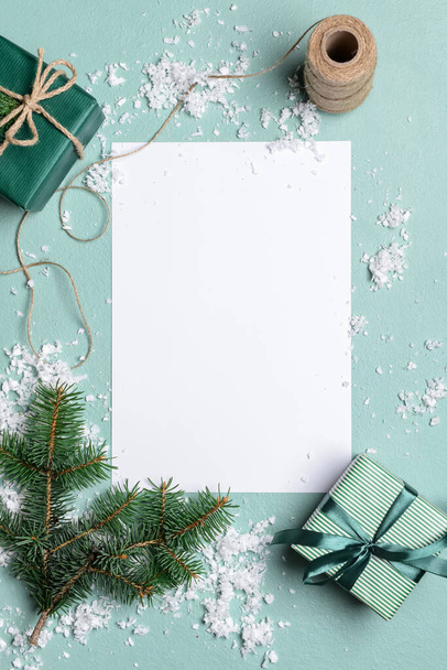 Красивые рождественские подарки с пустой картой на цветном фоне - Фото, изображение