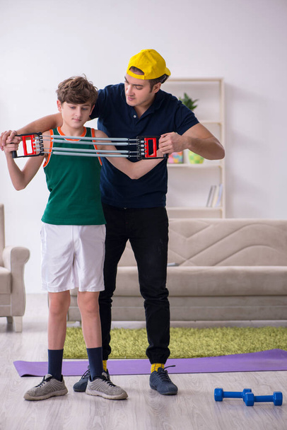Vater und Sohn beim Sport im Haus - Foto, Bild