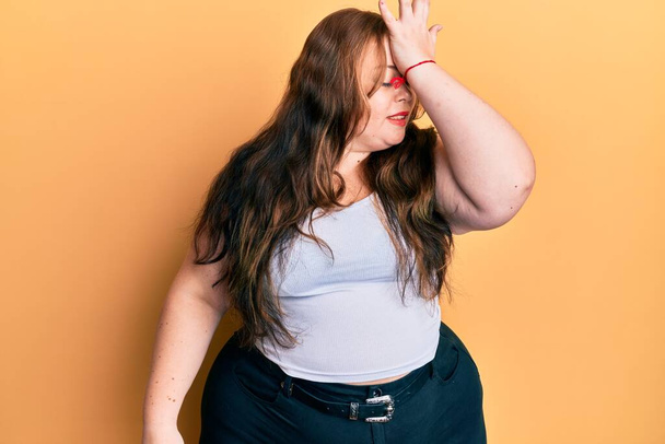 Plus size caucasian young woman wearing casual clothes surprised with hand on head for mistake, remember error. forgot, bad memory concept.  - Foto, Imagem