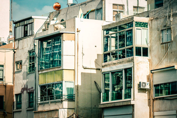 イスラエルのテルアビブの通りにある近代的な建物のファサードの眺め - 写真・画像