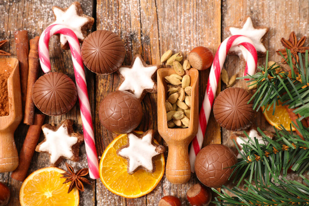 chocolate ball and christmas decoration background - Fotografie, Obrázek
