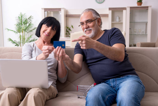Az idős pár online vásárol. - Fotó, kép