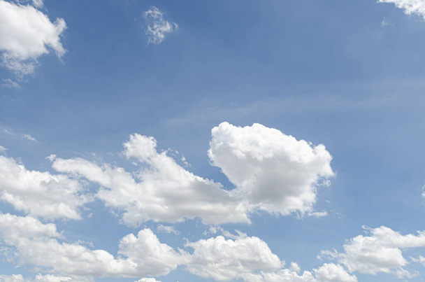 háttér és textúra elvont gyönyörű kék ég fehér felhők a természetben - Fotó, kép