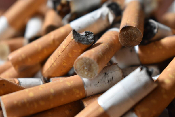 Tyłki papierosów w popielniczce - Zdjęcie, obraz