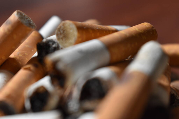 Zigarettenstummel im Aschenbecher - Foto, Bild