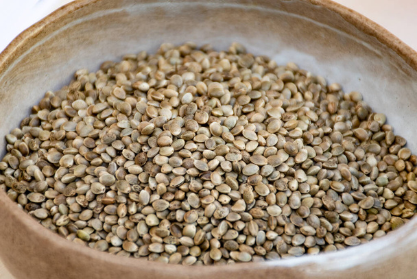 Сухая конопля семян конопли в керамической миске, закрыть - Фото, изображение