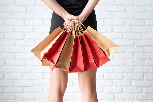 Concepto de venta Viernes Negro. Concepto de compras. piernas de mujer con bolsas de compras - Foto, imagen