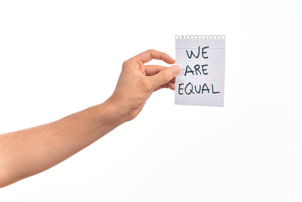 Banner de cartón SOMOS IGUALES, protestando por la igualdad de derechos sobre un fondo blanco aislado - Foto, Imagen