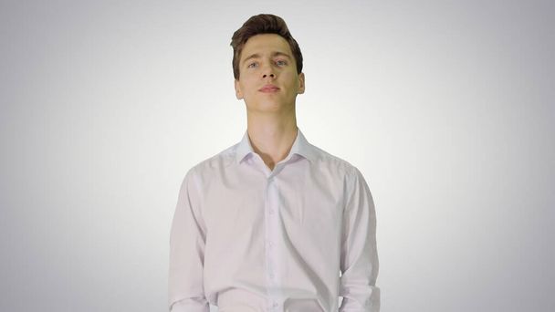 Young businessman in white shirt starts walking on gradient back - Zdjęcie, obraz