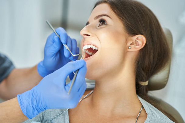 Zahnarzt und Frau in Zahnarztpraxis - Foto, Bild