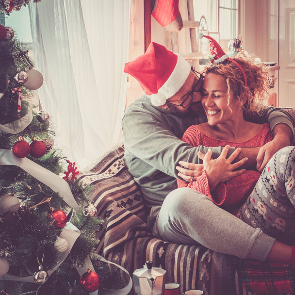 Concetto di vera vita felice insieme alle persone a casa nella celebrazione della vigilia di Natale  - Foto, immagini