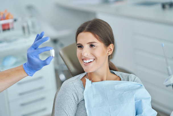 Dentista y mujer en el consultorio del dentista - Foto, Imagen