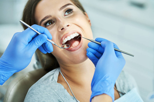 Dentista y mujer en el consultorio del dentista - Foto, imagen
