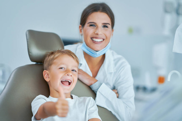 Маленький хлопчик і жінка-стоматолог в кабінеті стоматолога
 - Фото, зображення