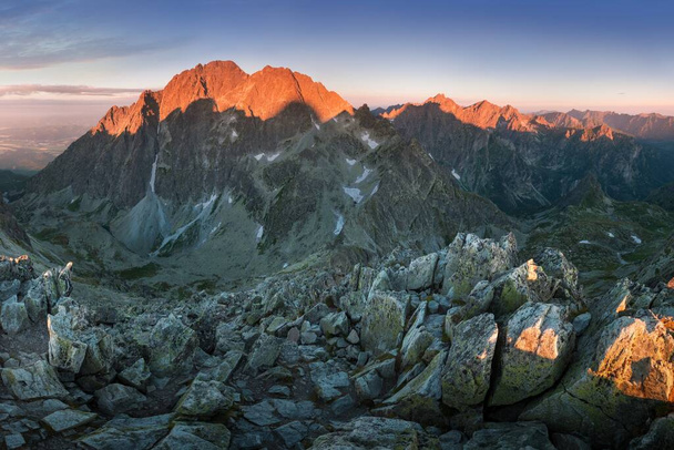 Gün batımında peri masalı dağlarının manzarası. High Tatras parkındaki bir dağın üzerinden gün doğumu. Slovakya, Avrupa. Muhteşem sonbahar manzarası. Doğanın resimli görüntüsü İnanılmaz doğal arkaplan - Fotoğraf, Görsel