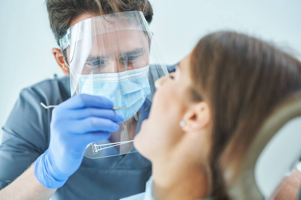 Homem dentista e mulher no consultório odontológico - Foto, Imagem