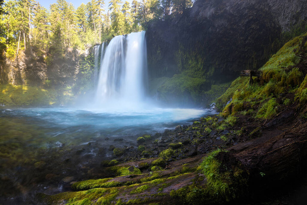 Koosah Falls, také známý jako Middle Falls, je druhým ze tří hlavních vodopádů řeky McKenzie, v srdci národního lesa Willamette, ve státě Oregon v USA. Krásná příroda - Fotografie, Obrázek