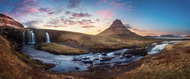 Szcenikus kép Izlandról. Nagyszerű kilátás a híres Mount Kirkjufell A Kirkjufell vízesés naplementekor. Csodálatos természet táj. Népszerű úti cél. A vadon élő terület képe. - Fotó, kép