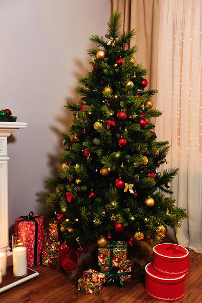 árvore de Natal lindamente decorado com muitos presentes sob ele. - Foto, Imagem