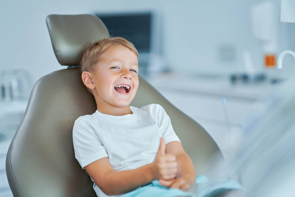 Μικρό αγόρι στο οδοντιατρικό γραφείο. - Φωτογραφία, εικόνα