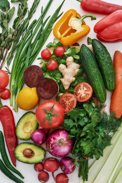 Horní pohled na různé barevné zeleniny a bylin pro výrobu letního salátu izolované přes bílé pozadí - Fotografie, Obrázek