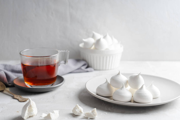 Homemade meringue and cup of tea on gray background - Zdjęcie, obraz