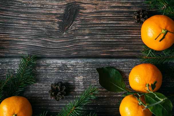 Biglietto natalizio con mandarini, rami di abete e coni - Foto, immagini