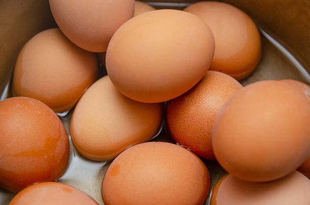 Lotes de ovos cozidos em uma casca em uma panela de perto - Foto, Imagem