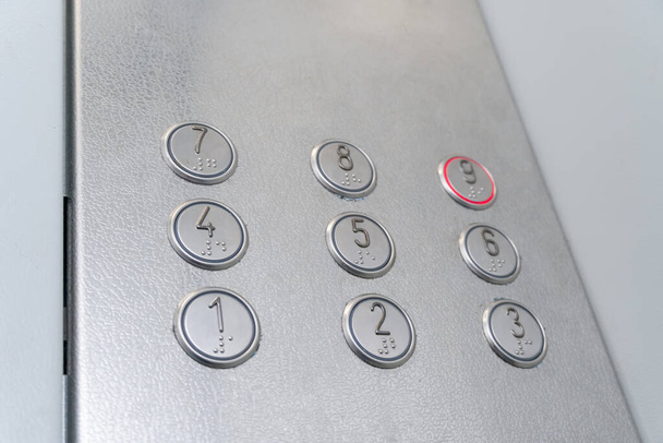 Κουμπιά ασανσέρ με Braille, το σύστημα τονίζει το κουμπί για τον 9ο όροφο - Φωτογραφία, εικόνα