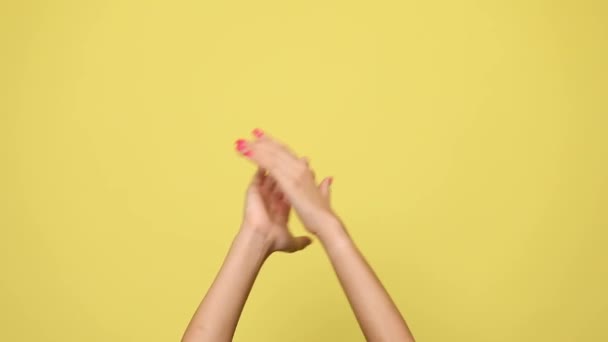 zwei Arme klatschen laut vor gelbem Hintergrund - Filmmaterial, Video