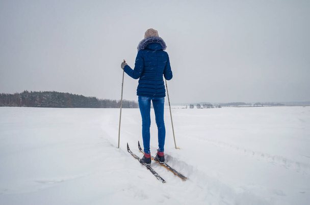 Κορίτσι που στέκεται στα σκι και ανυπομονεί - Φωτογραφία, εικόνα