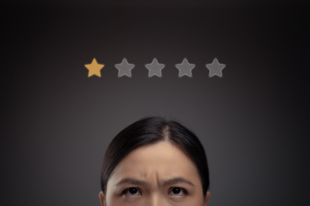 Close up tiro de mulher asiática infeliz e estrela ícone holograma efeito. - Foto, Imagem