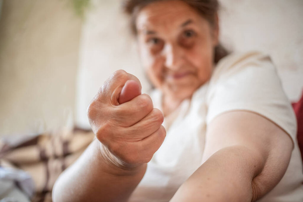 Γριά γυναίκα δείχνει χειρονομίες Σύκο.. - Φωτογραφία, εικόνα