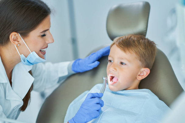 Niño y mujer dentista en el consultorio de dentistas - Foto, imagen