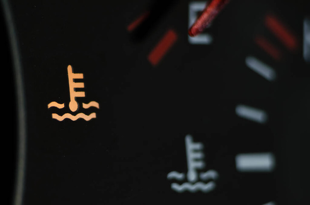 Lit κίτρινο σημάδι Υπερθέρμανση του κινητήρα στο ταμπλό του αυτοκινήτου κοντά - Φωτογραφία, εικόνα
